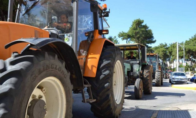 Μπλόκο στα φορτηγά από τους αγρότες στο τελωνείο Κήπων