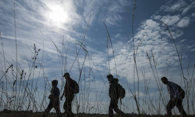 Εκατοντάδες μετανάστες κατευθύνονται πεζή από το Σάλτσμπουργκ στη Γερμανία