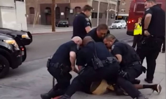 Η.Π.Α.: Πόσοι αστυνομικοί χρειάζονται για να συλλάβουν εναν ανήλικο; (vid)