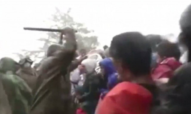 Βίντεο σοκ: Σκοπιανός αστυνομικός ξυλοκοπεί άγρια ανυπεράσπιστους μετανάστες (video)