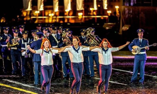 RT: Ελληνες Ικαροι στην Κόκκινη πλατεία στη Μόσχα