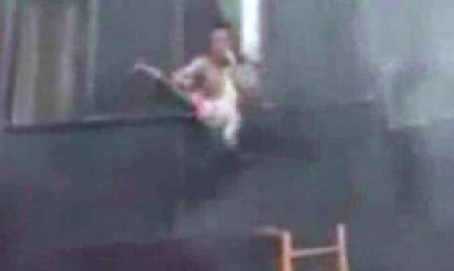 Δραματική διάσωση: Πετούσαν παιδιά από τα παράθυρα βρεφονηπιακού σταθμού (video)