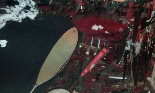 Βρήκαν σατανιστικό βωμό και 3.700 μαχαίρια στο «σπίτι του τρόμου» μιας σατανίστριας (photos)