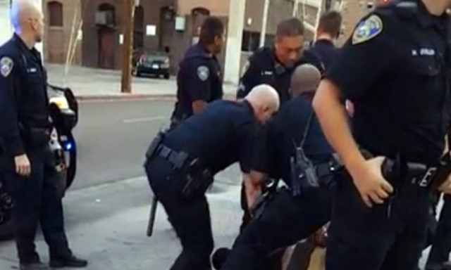 Νέο περιστατικό αστυνομικής βίας στις ΗΠΑ: 9 αστυνομικοί κατά 16χρονου επειδή περπατούσε στο δρόμο