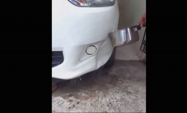 Ρίχνει βραστό νερό στον χτυπημένο προφυλακτήρα του! Δείτε τι συμβαίνει... (video)