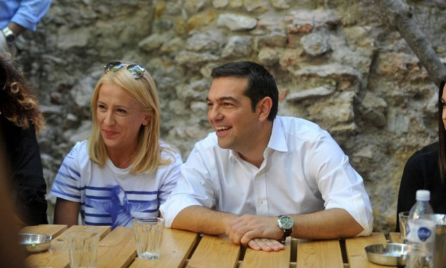 Εκλογές 2015: Ο Τσίπρας όπως δεν τον έχουμε ξαναδεί: Δώρα, selfies και… ατάκες! (video & photos)