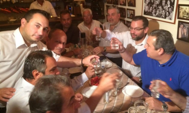 Εκλογές 2015 – Καμμένος: Ούζο, αστεϊσμοί και... αγάπη σε τσιπουράδικο του Πειραιά (vid & pics)