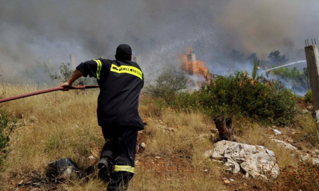 Φωτιά στη Σαλαμίνα - Δεν κινδυνεύουν κατοικίες