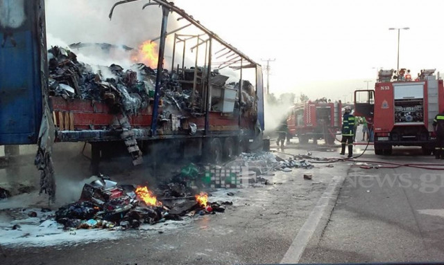 Χανιά: Στις φλόγες φορτηγό - Έκλεισε η Εθνική Οδός (photos - video)