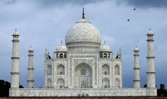 Τουρίστας βρήκε τραγικό θάνατο στο Taj Mahal, ενώ έβγαζε… selfie