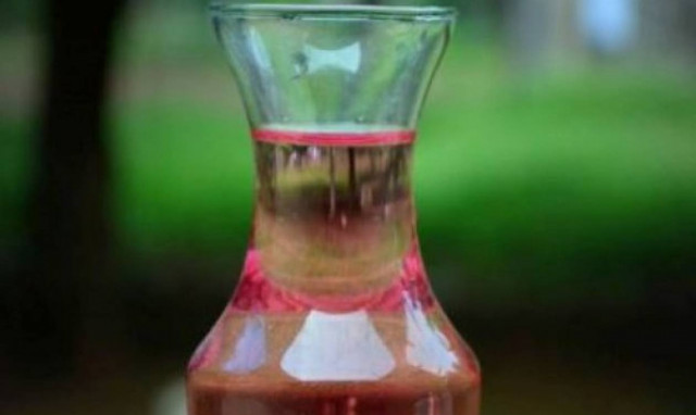 Ροδόνερο: Δες πώς μπορείς να το εντάξεις στην καθημερινή ρουτίνα ομορφιάς σου!