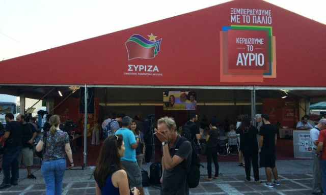 Αποτελέσματα εκλογών 2015: Πανηγυρισμοί στο εκλογικό περίπτερο του ΣΥΡΙΖΑ για τα exit polls (vid)