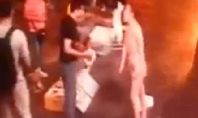 Έκανε δημόσια… στριπτίζ για να εκδικηθεί τον άντρα της ενώ καυγάδιζαν! (video)