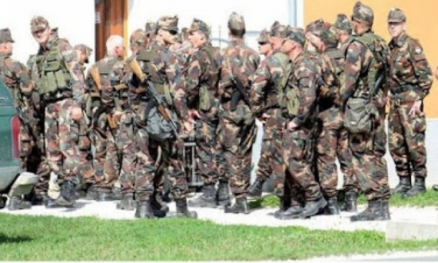 Άρματα μάχης και βαριά πολυβόλα στα σύνορα της Ουγγαρίας για τους πρόσφυγες (pics)