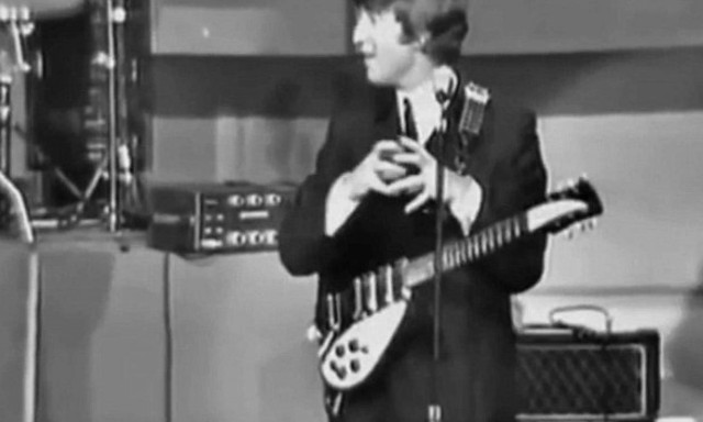 Βίντεο ντροπής: Ο Τζον Λένον χλευάζει επί σκηνής ανθρώπους με αναπηρία (video)