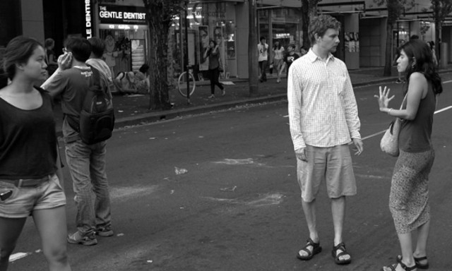 Τσακωνόταν με τον φίλο της και γδύθηκε μέσα στη μέση του δρόμου (vid)