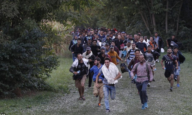 Άνοιξαν τα σύνορα της Ουγγαρίας - Απεγκλωβίστηκαν χιλιάδες πρόσφυγες (photos)