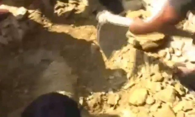 Τραγικός θάνατος: Έστρωσαν δρόμο πάνω στο σώμα μεθυσμένου! (video+photos)