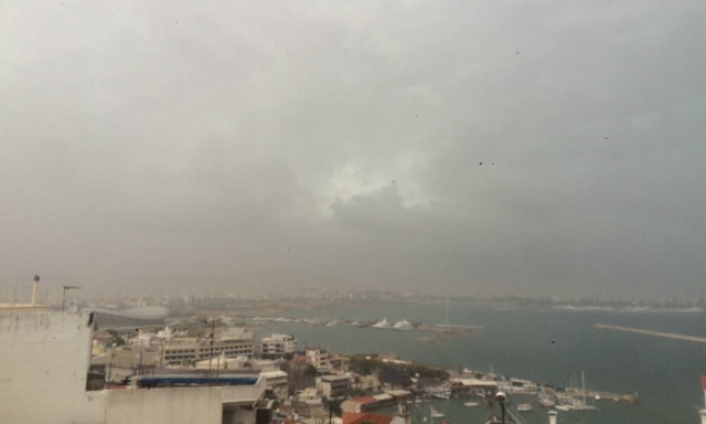 Κακοκαιρία στην Αττική - Στο έλεος της βροχής οι μετανάστες της Πλατείας Βικτωρίας (photo-video)