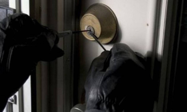 Απείλησαν ηλικιωμένη με ηλεκτρικό σίδερο και τη λήστεψαν