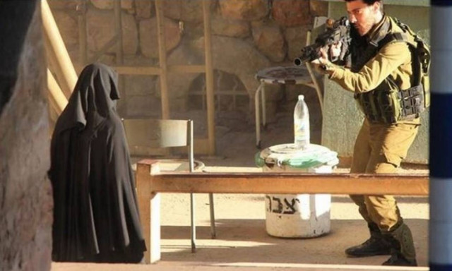 Σκληρό βίντεο: Ισραηλινοί πυροβολούν 18χρονη Παλαιστίνια και την αφήνουν να ξεψυχήσει στο δρόμο