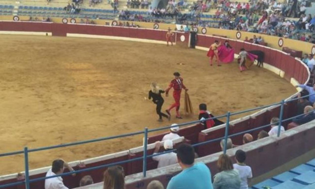 Σουηδέζα πορνοστάρ «θυσιάστηκε» στην αρένα για να σώσει ταύρο (video+photos)