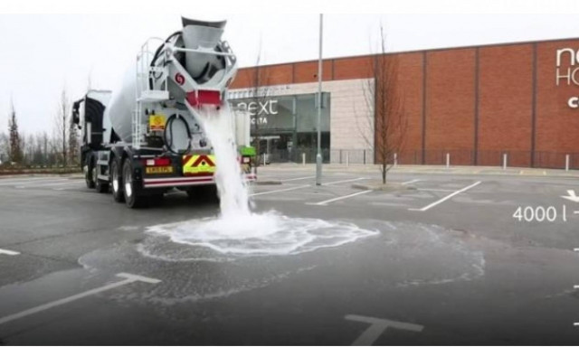 Πλημμυρισμένοι δρόμοι τέλος! Η άσφαλτος που απορροφά νερό! (video)