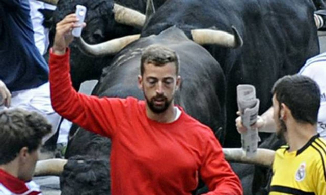 Οι selfies «σκότωσαν» περισσότερους ανθρώπους από ότι οι καρχαρίες φέτος