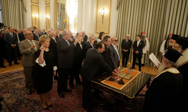 Ορκίστηκαν τα μέλη της νέας κυβέρνησης (pics+vids)