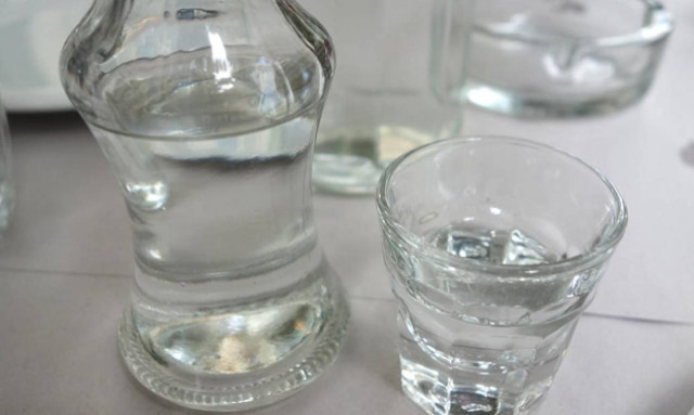 Πιο τσουχτερούς φόρους στο τσίπουρο και την τσικουδιά ζητεί η Ευρωπαϊκή Επιτροπή