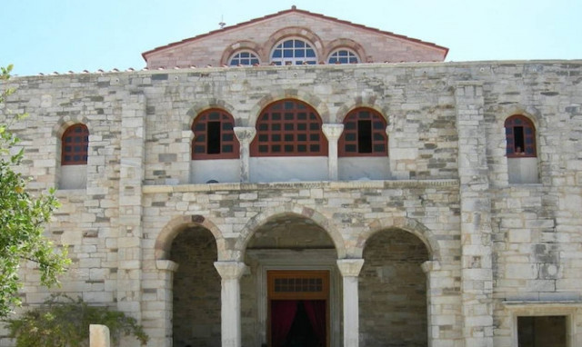 Έκλεψαν τάματα από την Παναγία Εκατονταπυλιανή