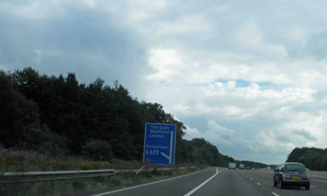 Τον ειδοποίησε για τον χωρισμό με πινακίδα στον αυτοκινητόδρομο!