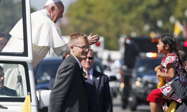 Σταρ ετών πέντε! Παρέκαμψε την ασφάλεια και αγκάλιασε τον Ποντίφικα (video)