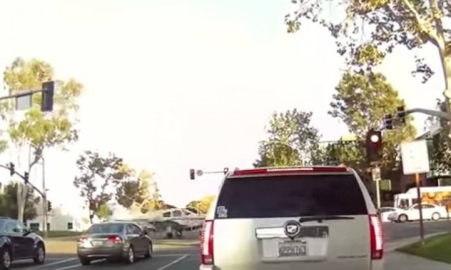 «Να εδώ... Είμαι στο φανάρι παρέα με ένα αεροπλάνο» (video)