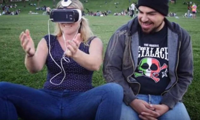 Τι συμβαίνει όταν βλέπει κανείς για πρώτη φορά πορνό εικονικής πραγματικότητας; (video)