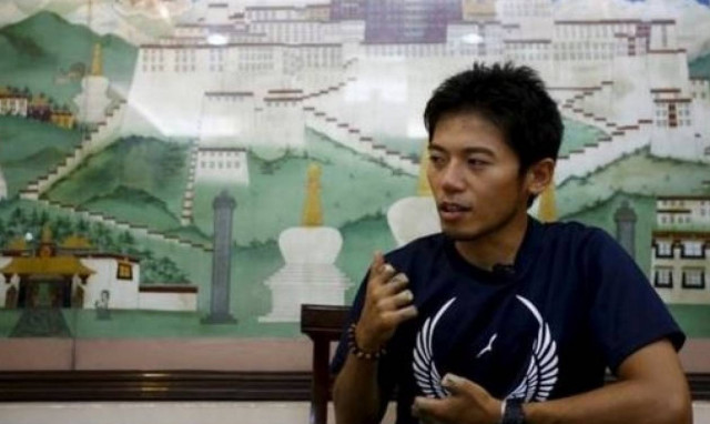 Japanese climber who lost nine fingers nears Everest summit