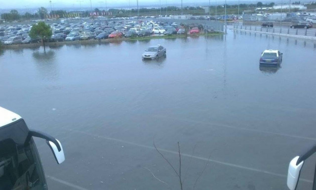 Θεσσαλονίκη: «Λίμνη» το πάρκινγκ του αεροδρομίου «Μακεδονία» - Ποτάμια οι δρόμοι (photos)