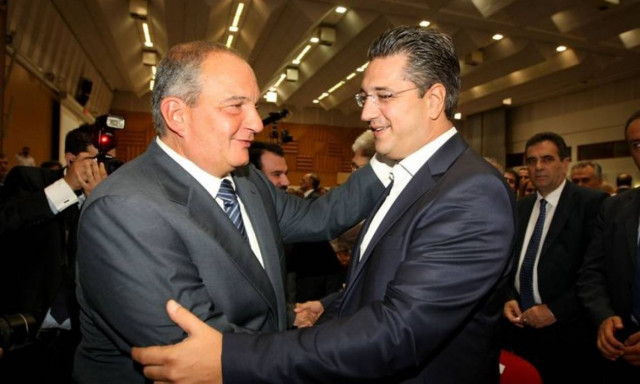 H υποψηφιότητα Τζιτζικώστα και οι δήθεν σχέσεις με τον Καραμανλή