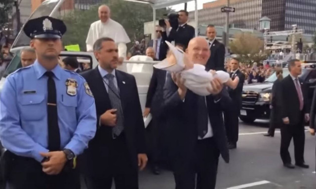 Ο Πάπας και το… Παπάκι του (video)