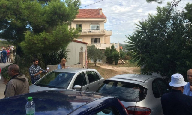 Ένταση στη Ραφήνα για τις κατεδαφίσεις αυθαιρέτων (photos - video)