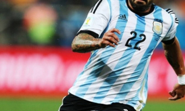 Σάλος: Πασίγνωστος ποδοσφαιριστής με στρινγκ! (photos)