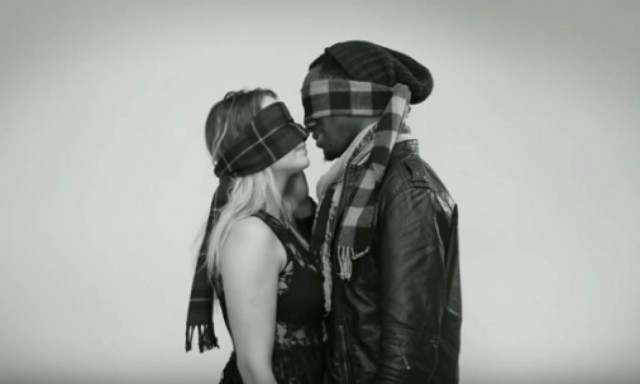 Έρωτας με το πρώτο… φιλί; Οκτώ άγνωστοι φιλιούνται με δεμένα τα μάτια (video)