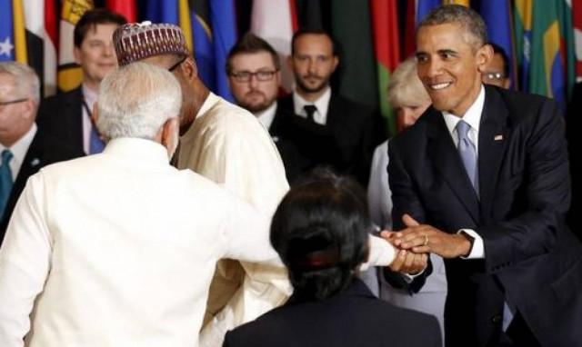 Ομπάμα και Ζαρίφ αντάλλαξαν μη προγραμματισμένη	χειραψία