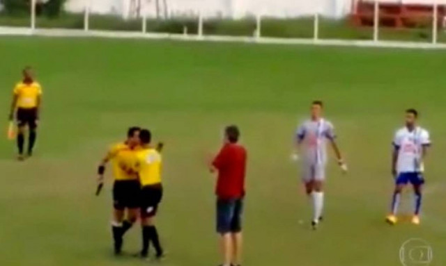 Βραζιλιάνος διαιτητής τράβηξε όπλο την ώρα του αγώνα (video)!