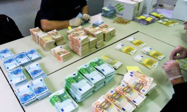 Συνάλλαγμα: Το ευρώ υποχωρεί κατά 0,21% στα 1,1228 δολάρια