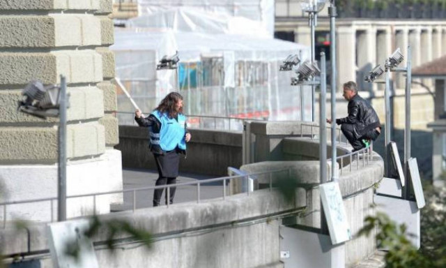 Ελβετία: Άνδρας απειλεί να αυτοπυρποληθεί στο μέγαρο της ομοσπονδίας στη Βέρνη (pics)