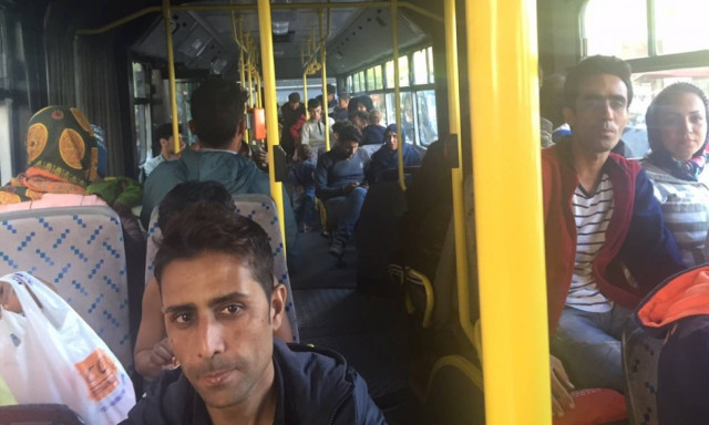 Στο κλειστό γυμναστήριο Γαλατσίου μεταφέρθηκαν οι πρόσφυγες της πλατείας Βικτωρίας (photos - videos)