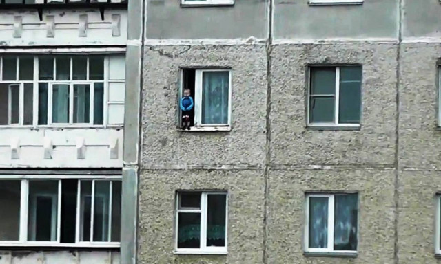 Βίντεο σοκ: Νήπιο ακροβατεί σε περβάζι παραθύρου στον όγδοο όροφο!