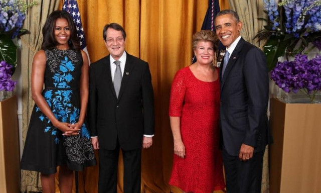 Η αγκαλιά της πρώτης κυρίας της Κύπρου στον Ομπάμα