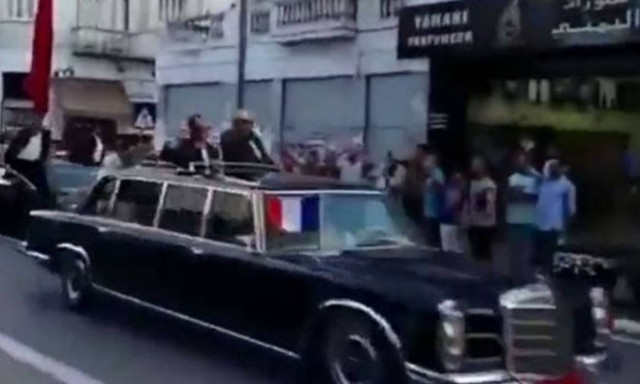 Σοκαριστικό βίντεο: Αυτοκίνητο της συνοδείας του Ολάντ τραυματίζει σοβαρά θεατή